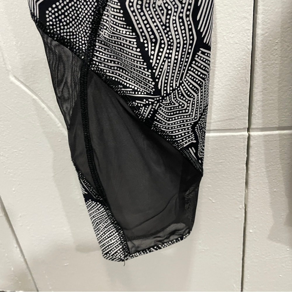 Lululemon Goal Crusher 7/8 Tight in Dottie Tribe White Black / Black - Picture 8 of 16